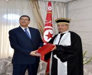 تسليم التقرير السنوي العام التاسع والعشرين للدائرة والتقرير عن غلق ميزانية الدولة لسنة 2013 للسيد الحبيب الصيد رئيس الحكومة